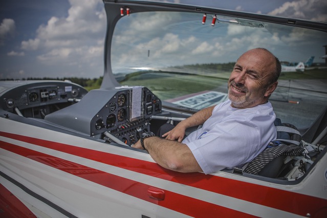 Ředitel republikového mistrovství, někdejší akrobatický pilot a reprezentant Jan Adamec. Zdroj: Aeroklub Chotěboř 