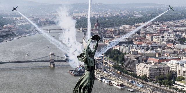 Petr Kopfstein nad Budapeští ve trojici s Peterem Besenyeim a Yoshihide Muroyou. Foto: Red Bull Media House