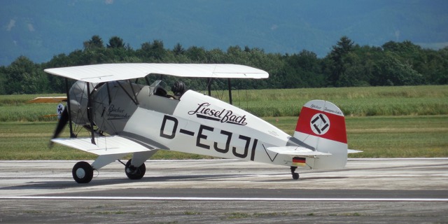 Bücker Bü 133 Jungmeister jednoho z členů GHF. Letoun nese zbarvení v jakém na tomto typu létala německá akrobatická pilotka Liesel Bachová, mistryně Evropy z roku 1937. Foto: Michal Beran