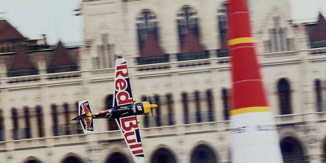 Martin Šonka na trati ve čtvrtém letošním závodě Red Bull Air Race v Budapešti. Zdroj: Team Šonka