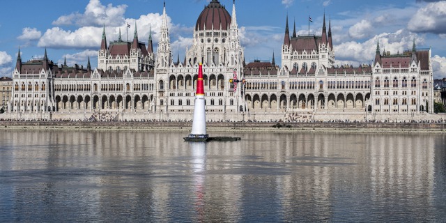 Martin Šonka na trati ve čtvrtém letošním závodě Red Bull Air Race v Budapešti. Zdroj: Team Šonka