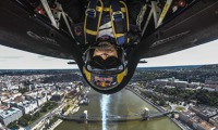 Martin Šonka na trati ve čtvrtém letošním závodě Red Bull Air Race v Budapešti. Zdroj: Team Šonka Martin Šonka na trati ve čtvrtém letošním závodě Red Bull Air Race v Budapešti. Zdroj: Team Šonka
