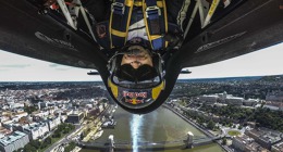 Martin Šonka na trati ve čtvrtém letošním závodě Red Bull Air Race v Budapešti. Zdroj: Team Šonka