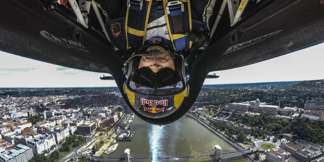 Martin Šonka na trati ve čtvrtém letošním závodě Red Bull Air Race v Budapešti. Zdroj: Team Šonka