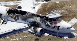 Trosky trupu letounu B777-200ER registrace HL 7742 letu OZ 214 společnosti Aisiana Airlines po nehodě na San Francisco International Airport. Zdroj: Wikimedia 
