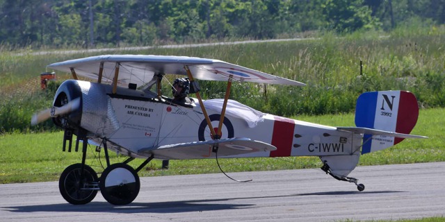 Tým Vimy Flight na letišti  Burlingtonem. Foto: Jerry Soltys