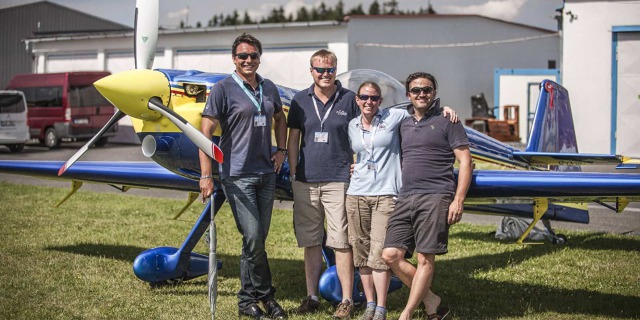 Piloti a také manželé Emily a Mike Collett (uprostřed). Ve světě akrobacie jsou tak trochu raritou. Foto: Miloš Novák