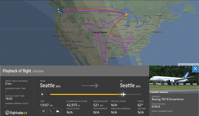 Let BOE004, při němž piloti Boeingu vytvořili na mapě USA siluetu B787-8. Po kliknutí si můžete přehrát záznam letu. Zdroj: FlightRadar24.com