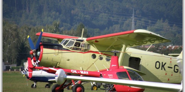 Letecký den ve Dvoře Králové v roce 2012. Foto: Aeroklub Dvůr Králové