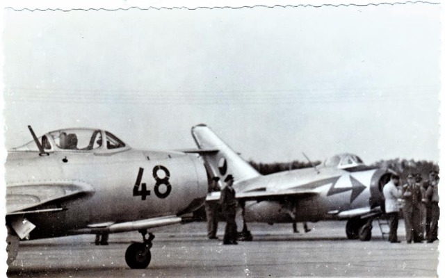 Opět u MiGů ve Vodochodech. Snímek MiG-15 je ale z dřívejší doby, kdy Miroslav Křemen začal působit v akrobatické trojce na těchto strojích.  Foto: Archiv Aleše Křemene