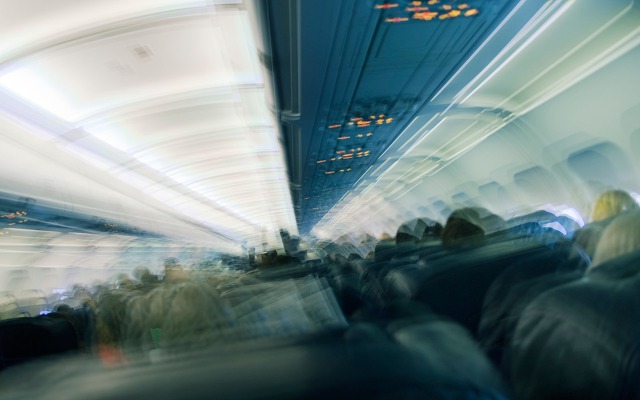 Turbulence na palubě letadla. Ilustrační foto: Travelandleisure.com