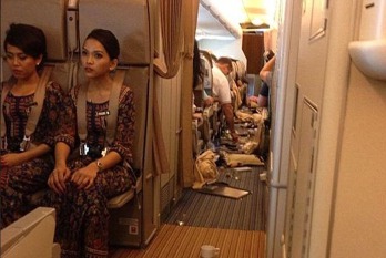 Stav na palubě letounu společnosti Singapore Airlines po průletu turbulentní oblastí. Ilustrační foto: Daily Mail