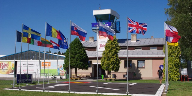 Vlajky čtrnácti zemí, jejichž reprezentační týmy dorazily na Vysočinu, aby zde na 10. ME v akrobatickém létání soutěžily o titul mistra Evropy.  