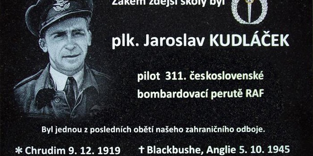 Pamětní deska Jaroslavu Kudláčkovi v Chrudimi. Zdroj: Tmavomodří