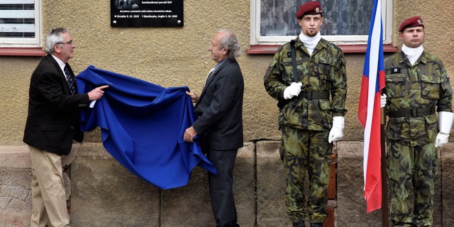 Slavnostní odhalení pamětní desky chrudimskému rodákovi plk. Jaroslavu Kudláčkovi. Foto: Radek Uhlíř