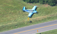 Pilot tohoto stroje Beechcraft Bonanza BE35 přistál nouzově u hlavní silnice. Foto: fox5atlanta.com Pilot tohoto stroje Beechcraft Bonanza BE35 přistál nouzově u hlavní silnice. Foto: fox5atlanta.com