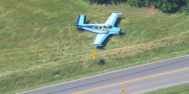 Pilot tohoto stroje Beechcraft Bonanza BE35 přistál nouzově u hlavní silnice. Foto: fox5atlanta.com 