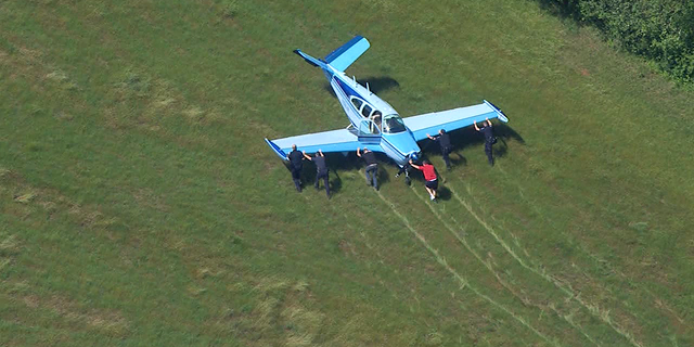 Pilot tohoto stroje Beechcraft Bonanza BE35 přistál nouzově u hlavní silnice. Foto: fox5atlanta.com 