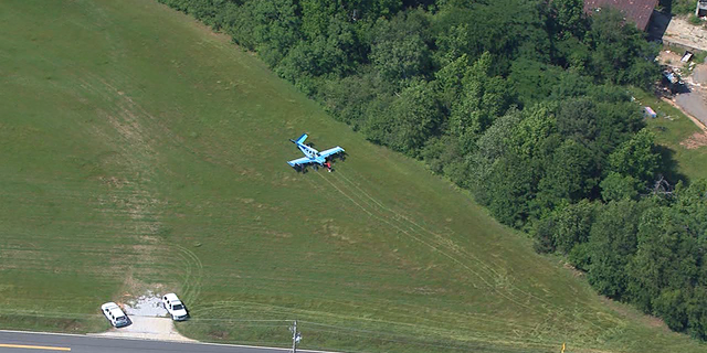 Pilot tohoto stroje Beechcraft Bonanza BE35 přistál nouzově u hlavní silnice. Foto: fox5atlanta.com 