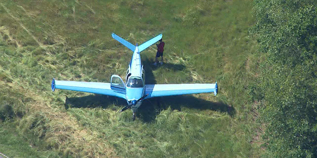 Pilot tohoto stroje Beechcraft Bonanza BE35 přistál nouzově u hlavní silnice. Foto: fox5atlanta.com 