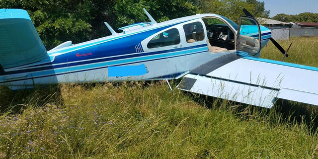 Pilot tohoto stroje Beechcraft Bonanza BE35 přistál nouzově u hlavní silnice. Foto: fox5atlanta.com 