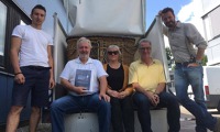 Český tým před odjezdem do Fribourgu. Zleva Tomáš Sitta, Jan Smrčka, Renata Labancová, mistr světa v balónovém létání Reiner Hasssold (od klubu, jehož je předsedou, si česká posádka na závod půjčuje plynový balón), a Aleš Vašíček. Zdroj: DvaFousáči.com Český tým před odjezdem do Fribourgu. Zleva Tomáš Sitta, Jan Smrčka, Renata Labancová, mistr světa v balónovém létání Reiner Hasssold (od klubu, jehož je předsedou, si česká posádka na závod půjčuje plynový balón), a Aleš Vašíček. Zdroj: DvaFousáči.com