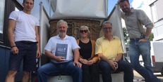 Český tým před odjezdem do Fribourgu. Zleva Tomáš Sitta, Jan Smrčka, Renata Labancová, mistr světa v balónovém létání Reiner Hasssold (od klubu, jehož je předsedou, si česká posádka na závod půjčuje plynový balón), a Aleš Vašíček. Zdroj: DvaFousáči.com Český tým před odjezdem do Fribourgu. Zleva Tomáš Sitta, Jan Smrčka, Renata Labancová, mistr světa v balónovém létání Reiner Hasssold (od klubu, jehož je předsedou, si česká posádka na závod půjčuje plynový balón), a Aleš Vašíček. Zdroj: DvaFousáči.com