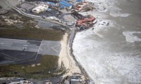 Světově asi nejznámější přistávací a vzletová dráha na karibském Letišti princezny Juliany na ostrově Saint Martin (Sint Maarten) osiřela. Letiště stejně jako celý ostrov zpustošil hurikán Irma. Zdroj: Twitter Světově asi nejznámější přistávací a vzletová dráha na karibském Letišti princezny Juliany na ostrově Saint Martin (Sint Maarten) osiřela. Letiště stejně jako celý ostrov zpustošil hurikán Irma. Zdroj: Twitter