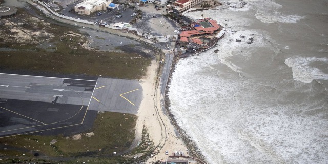 Světově asi nejznámější přistávací a vzletová dráha na karibském Letišti princezny Juliany na ostrově Saint Martin (Sint Maarten) osiřela. Letiště stejně jako celý ostrov zpustošil hurikán Irma. Zdroj: Twitter 