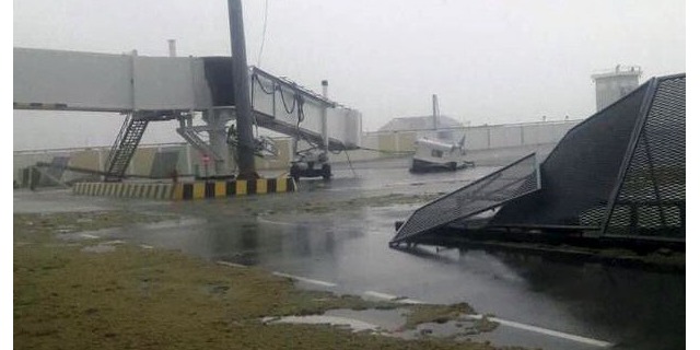 Poničené nástupní mosty na Princess Juliana International Airport. Zdroj: Mirror.co.uk