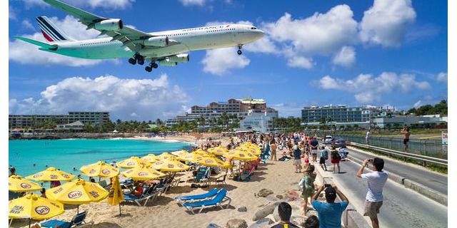 Maho Beach u prahu dráhy 10/28 na ostrově Sint Maarten. Takhle to tu vypadalo před Irmou. Zdroj: Mirror.co.uk 