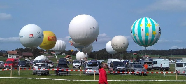 Polovina balónů je naplněná. Český balón ještě čeká. Foto: Tomáš Sitta