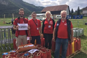 Český tým na místě. Zleva Aleš Vašíček, druhý pilot, Tomáš Sitta, technik, Renata Labancová, catering, a Jan Smrčka, hlavní pilot. Zdroj: DvaFousáči