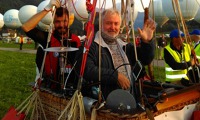 Aleš Vašíček (vlevo) a Jan Smrčka zdraví čtenáře Flying Revue pět minut před startem. Foto: Tomáš Sitta Aleš Vašíček (vlevo) a Jan Smrčka zdraví čtenáře Flying Revue pět minut před startem. Foto: Tomáš Sitta