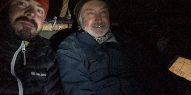Jan Smrčka s Alešem Vašíčkem v noci při letu nad Bodamským jezerem. Foto: @DvaFousaci