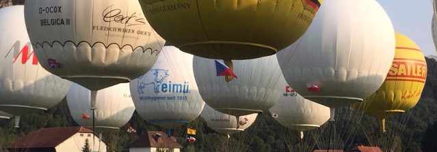 Před startem v Gruyères. Najdete český balón? Foto: DvaFousáči.cz 