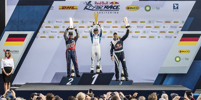 Tři nejlepší v závodě na Lausitzringu 2017: zleva stříbrný Mat Hall, zlatý Yoshihide Muroya a bronzový Martin Šonka. Zdroj: Red Bull Media House