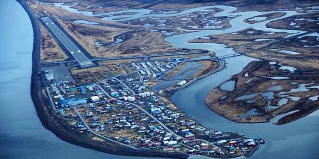 Unalakleet a jeho letiště při odletu nad Beringovu úžinu
