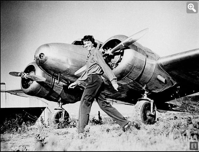 Amelia Earhartová se svým letounem Lockheed Electra 10e. Zdroj: Wikipedia.org