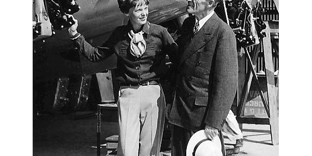 Amelia Earhartová se svou novou Electrou v roce 1936. Zdroj: Wikimedia commons