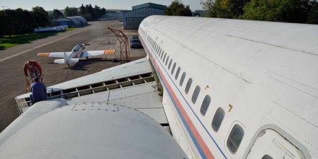 Tu-154M OK-BYZ dostává v Kunovicích zase původní tvář. Foto: Evžen Všetečka