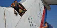 Tu-154M OK-BYZ dostává v Kunovicích zase původní tvář. Foto: Evžen Všetečka Tu-154M OK-BYZ dostává v Kunovicích zase původní tvář. Foto: Evžen Všetečka