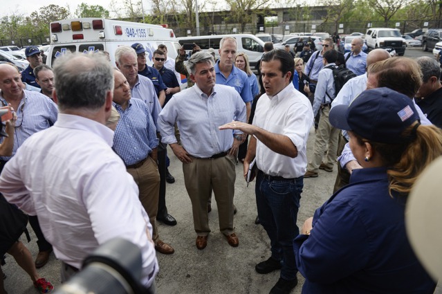 Guvernér Portorika Ricardo Rossello mluví se členy delegace US kongresu. Foto: Sgt. Joshua L. DeMotts 