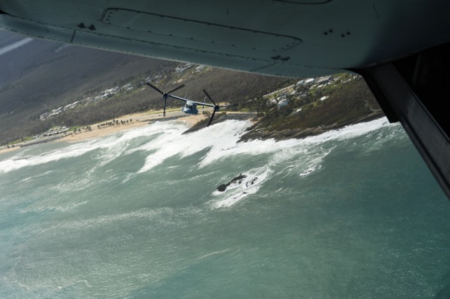 V-22 Osprey letí nad ostrovem Portoriko 7. října 2017. Na jeho palubě byli členové amerického kongresu, kteří monitorovali následky ničivého hurikánu Maria. Foto: Sgt. Joshua L. DeMotts 