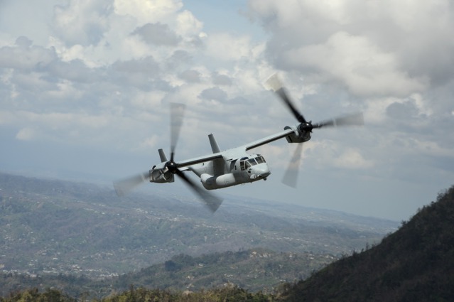 V-22 Osprey letí nad ostrovem Portroiko 7. října 2017. Na jeho palubě byli členové amerického kongresu, kteří monitorovali následky ničivého hurikánu Maria. Foto: Sgt. Joshua L. DeMotts 