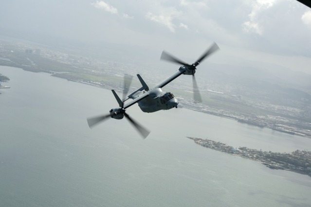 V-22 Osprey letí nad ostrovem Portoriko 7. října 2017. Na jeho palubě byli členové amerického kongresu, kteří monitorovali následky ničivého hurikánu Maria. Foto: Sgt. Joshua L. DeMotts 