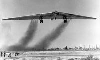 YB-49 při svém prvním letu 21. 10. 1947. Zdroj: Wikimedia Commons YB-49 při svém prvním letu 21. 10. 1947. Zdroj: Wikimedia Commons