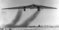 YB-49 při svém prvním letu 21. 10. 1947. Zdroj: Wikimedia Commons YB-49 při svém prvním letu 21. 10. 1947. Zdroj: Wikimedia Commons