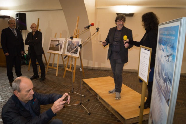 Jan Dvořák s Evou Vrbkovou na pódiu před zahájením výstavy. Foto: Jindřich Ilem, Flying Revue