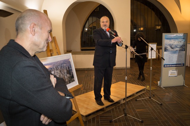 Jiří Pruša naslouchá Ing. Josefu Radovi. Foto: Jindřich Ilem, Flying Revue